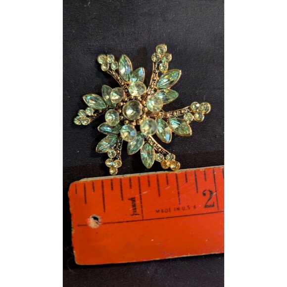 Green Rhinestone Gold-Tone Snowflake Brooch Sparkling Vintage Costume Jewelry Pi - Picture 5 of 5